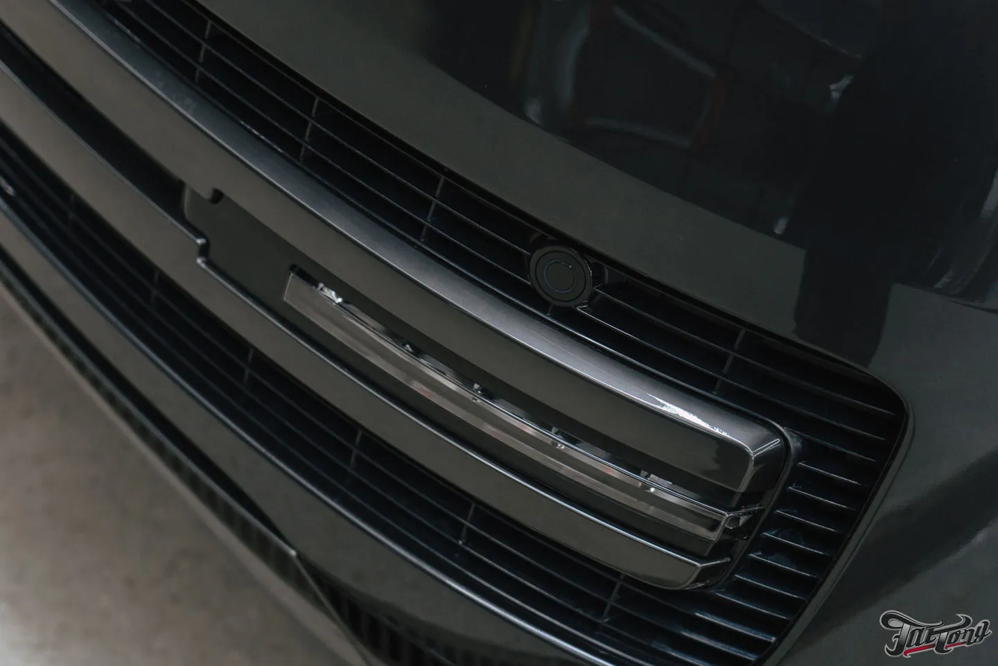 Защитили Range Rover Autobiography прозрачным глянцевым полиуретаном и оклеили панель и экран в салоне